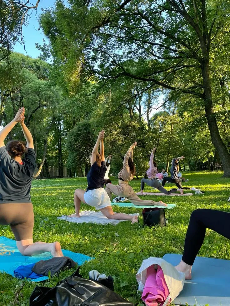 Tempo-controlled bodyweight exercise outdoors